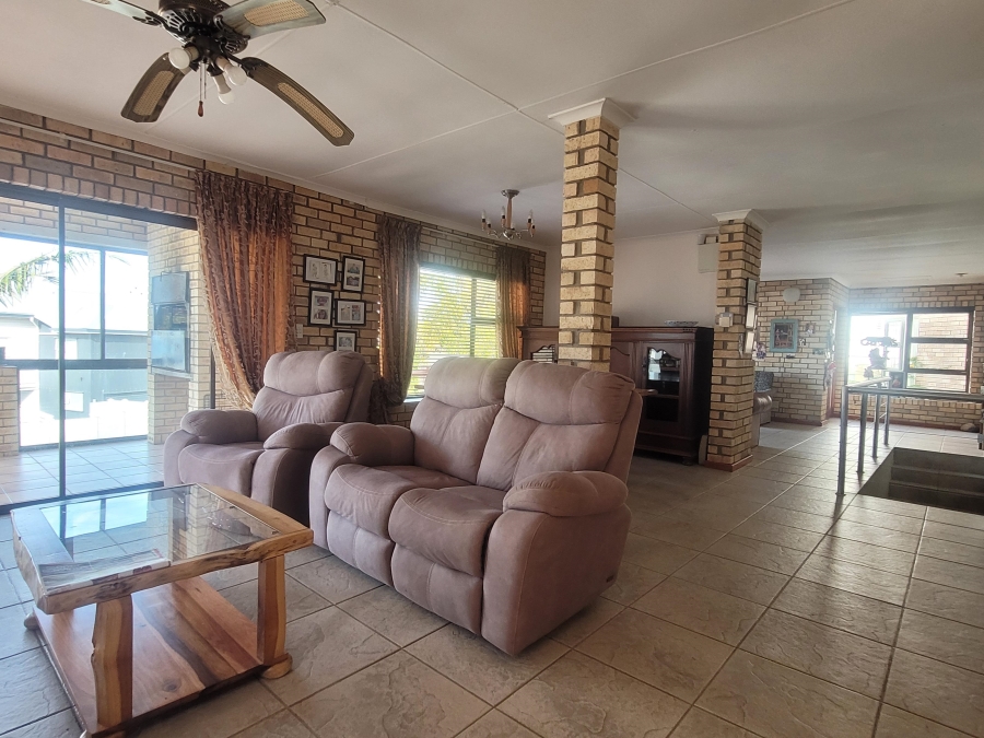 To Let 6 Bedroom Property for Rent in Wavecrest Eastern Cape